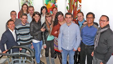12 Teilnehmer und 2 Dozenten eines Integrationskurses