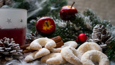 Eine Tasse Glühwein und Weihnachtsplätzchen.