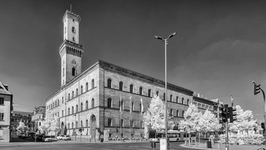 Foto vom Fürther Rathaus in schwarz weiß