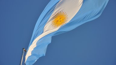 Argentinische Flagge weht im Wind.