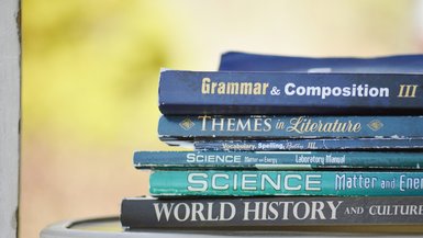 Englische Lehrbücher liegen übereinander.