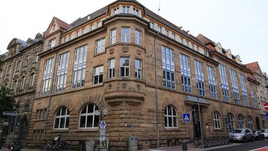 Haus der Volshochschule von außen