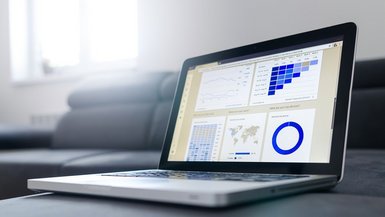 Laptop mit Charts auf dem Display.