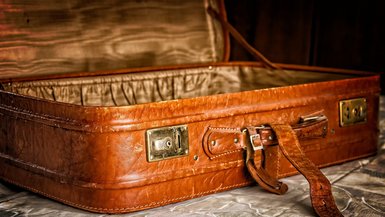 Ein alter Reisekoffer aus Leder.